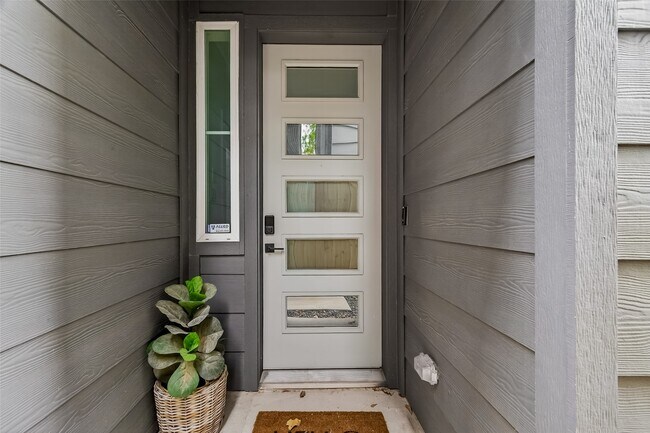 Building Photo - 1406 Mansfield St