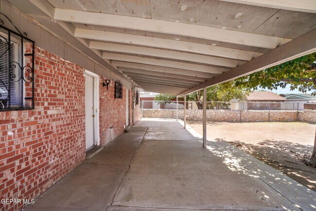 Building Photo - 4908 Royal Dr