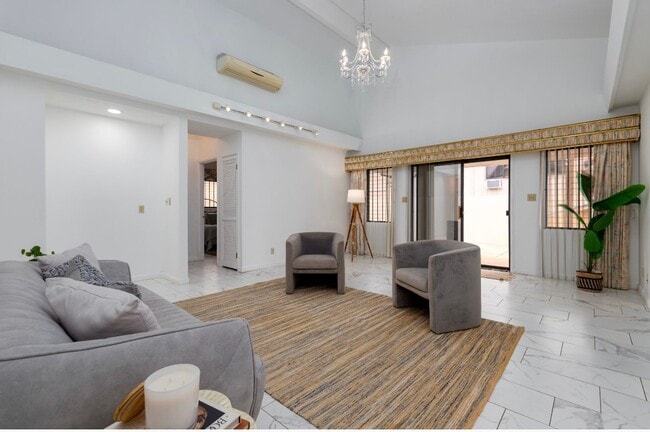 Building Photo - Beautiful Home in Royal Summit