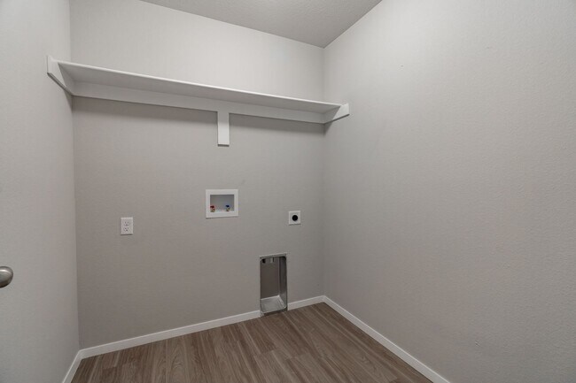 Building Photo - Large 4 Bedroom Home w/3 car Garage and Fe...