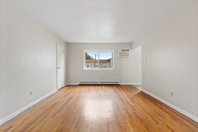 Building Photo - ADORABLE 2 BEDROOM APARTMENT FOR RENT in NORFOLK