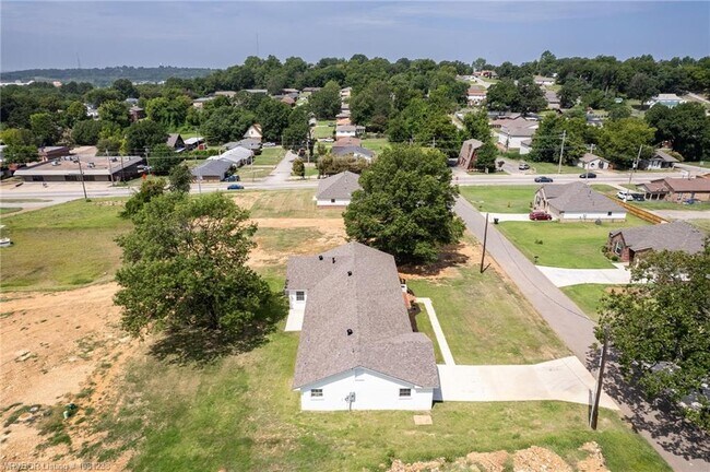 Building Photo - 2020 Country Club Ave