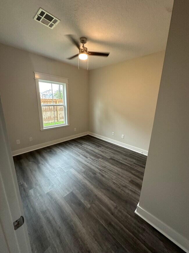 Building Photo - 1713 Bilbo St