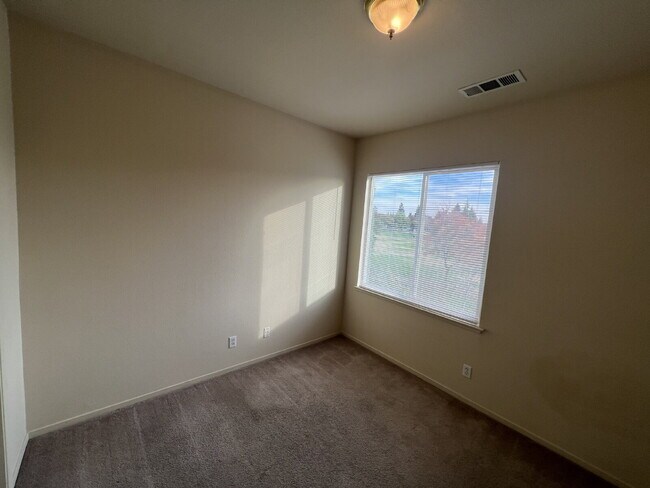 Building Photo - North Merced: 5 bedroom 3 bathroom 2 story...