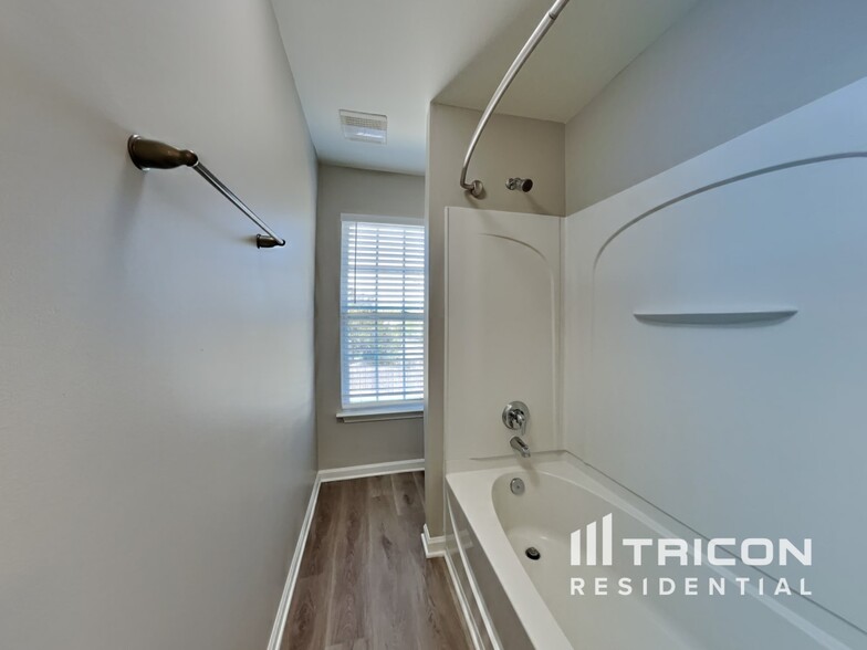 Building Photo - 986 Peachtree Meadows Cir