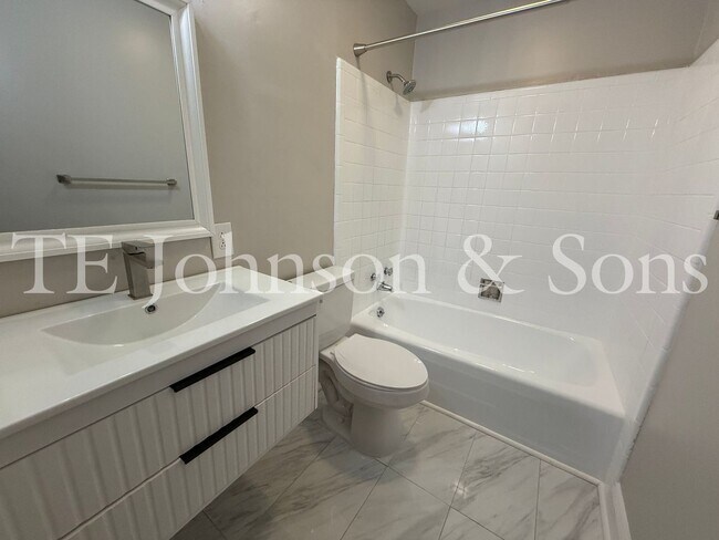 Building Photo - 1 Bedroom Minutes from The School of the A...
