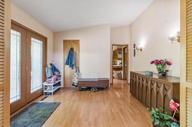 Building Photo - Charming 3-bdrm/2-bath Mid-Century ranch—A...