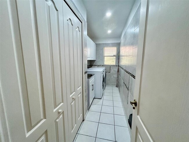 Building Photo - 25145 Mercedes Dr