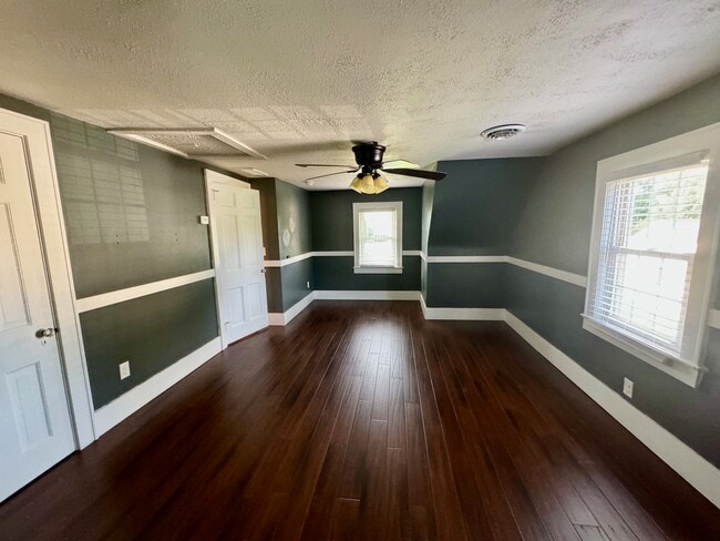 Building Photo - 129 Laurel Rd