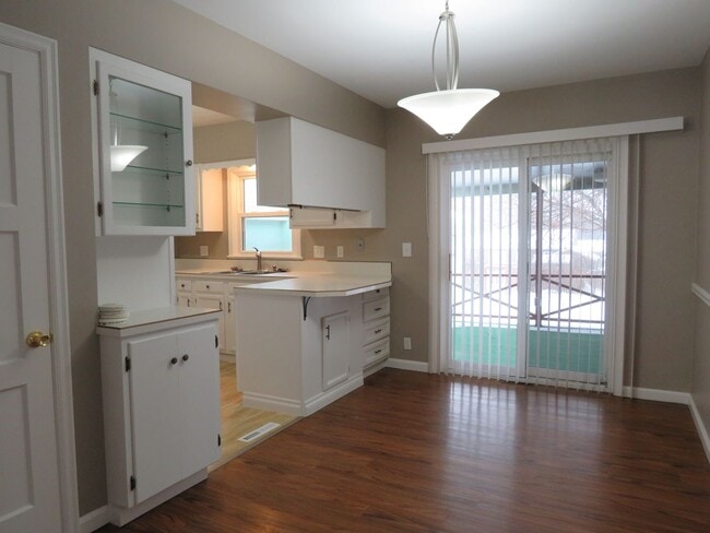 Building Photo - 3 Bedroom (1 non-egress) / 1 Car Garage located near the hospitals and colleges!