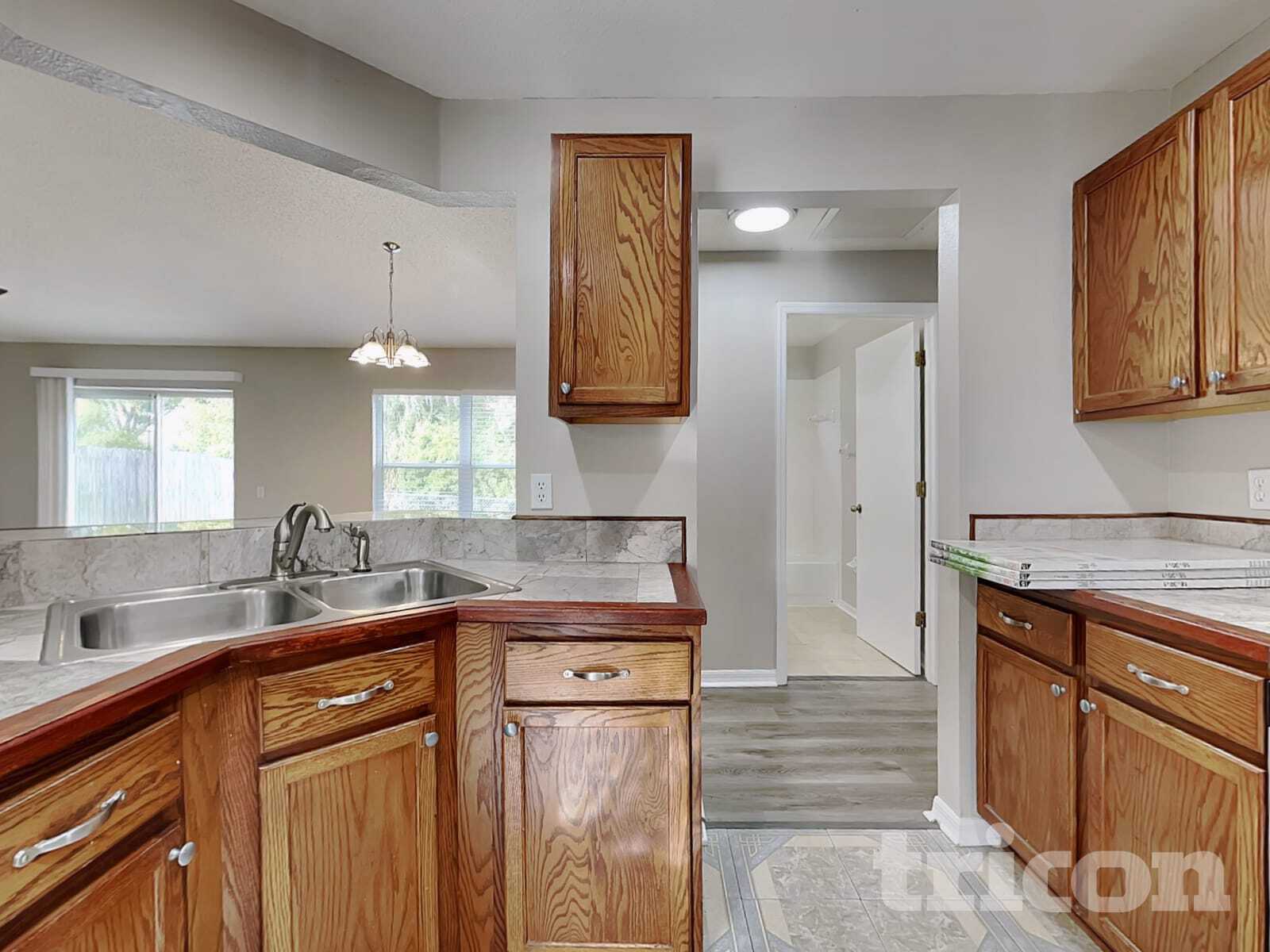 Building Photo - 233 Lakeway Ln