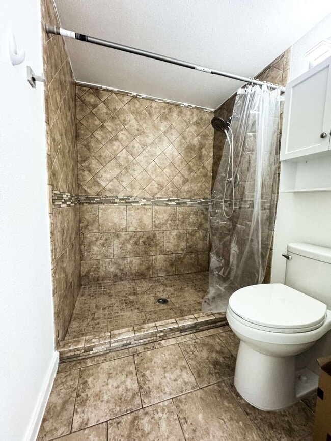 Building Photo - "Newly Updated 3-Bedroom Duplex with 2 Ful...