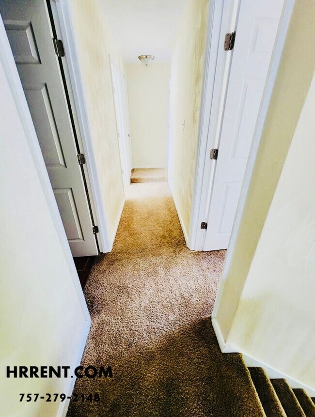 Building Photo - Amazing 6 Bedroom 3 Bathroom Two Story Hom...