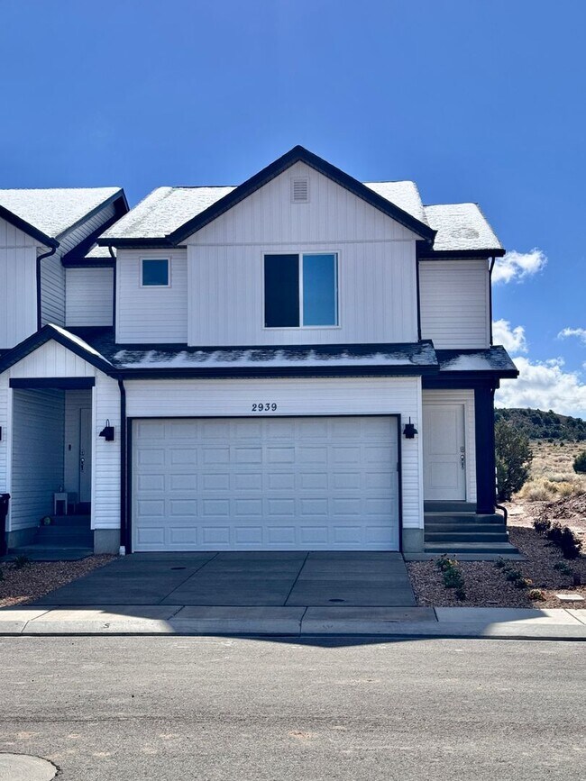 Building Photo - Spacious 3 Bedroom 2.5 Bathroom End Unit in Cedar City!