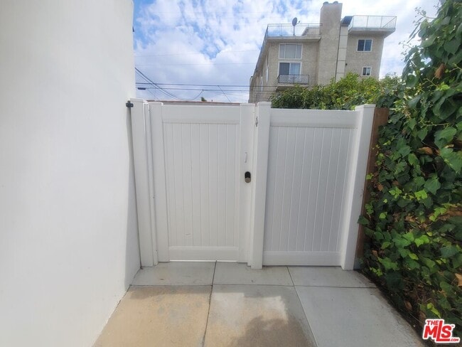 Building Photo - 816 N McCadden Pl