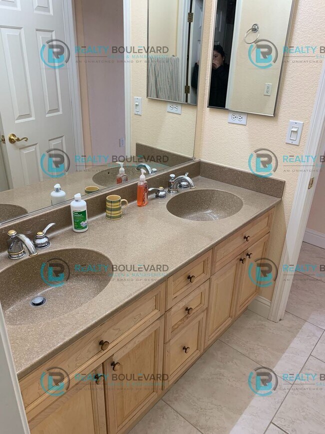 Building Photo - Beautiful 3 Bedroom, 2Bath, 3 Car Garage home in South Reno With Large Back Yard and Hot Tub!