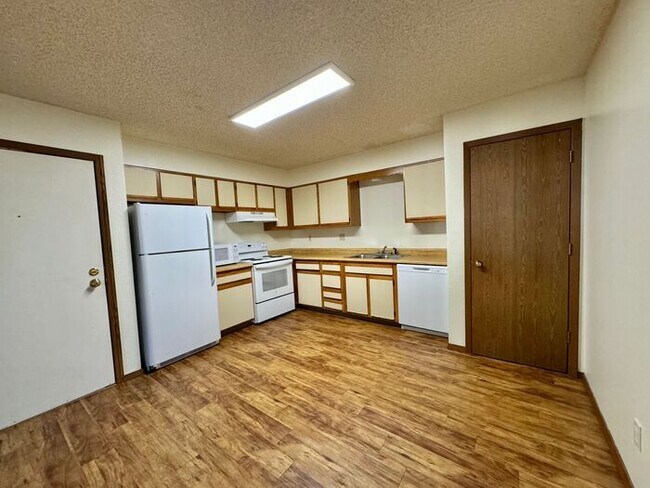 Building Photo - RENT INCLUDES ALL UTILITIES, except for electric! Large 2 bedroom 1 bath apartment in an 8-plex