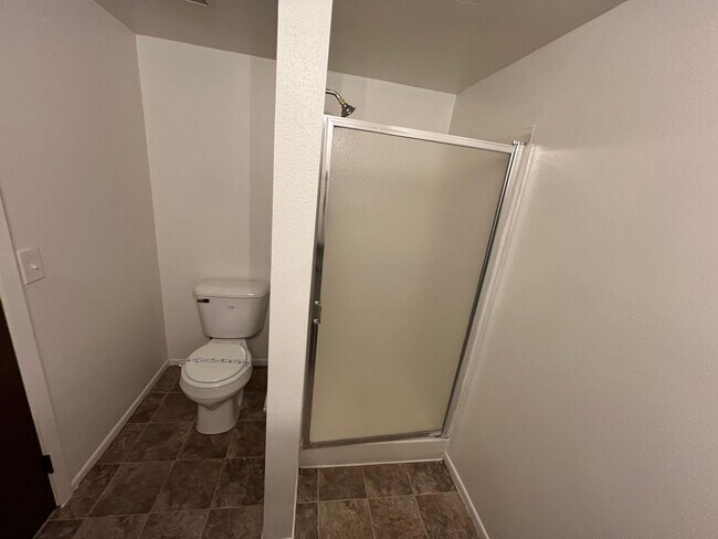 Building Photo - 2 Bed 2 Bath newly remodeled downstairs Unit