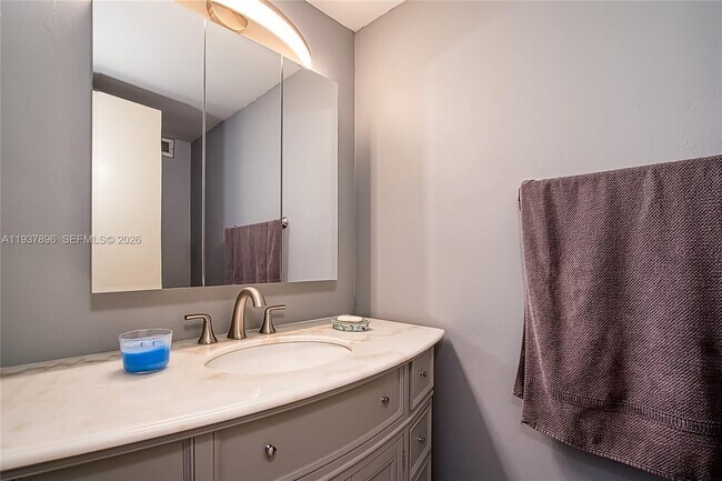 Building Photo - 2500 Parkview Dr