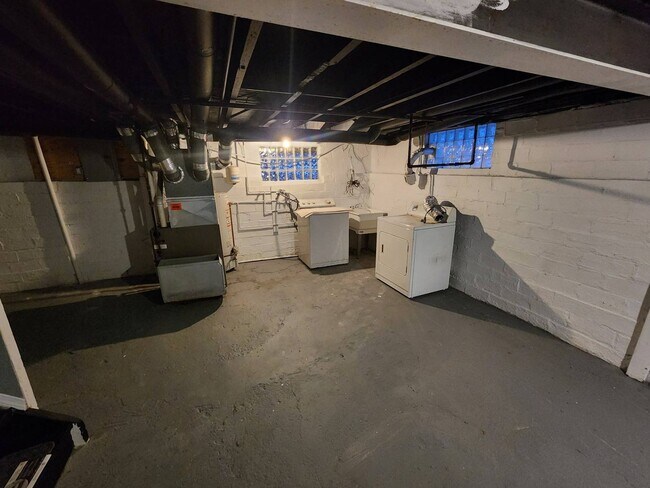 Building Photo - Charming 3-Bedroom Property in Prime Location