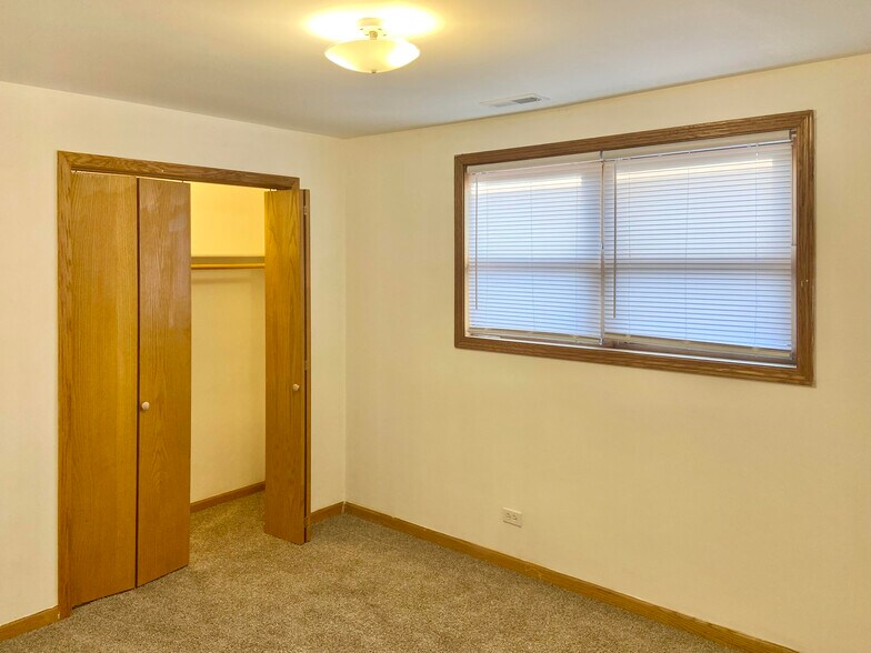 Building Photo - 2708 W 37th Plz