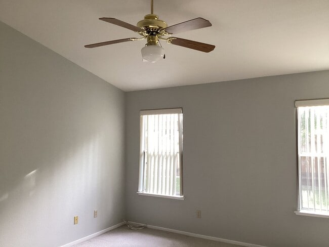 Building Photo - Just listed!