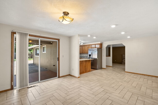 Building Photo - 876 Ridgeway Cir