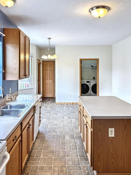 Building Photo - 817 Bent Oak Dr