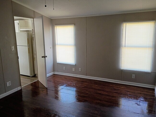 Building Photo - 3 Bedroom/2 Bathroom Home on a Large Lot