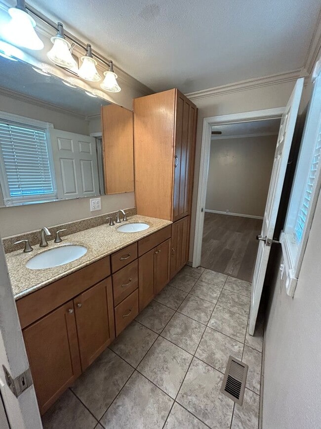 Building Photo - Beautiful 3-bedroom home with large yard