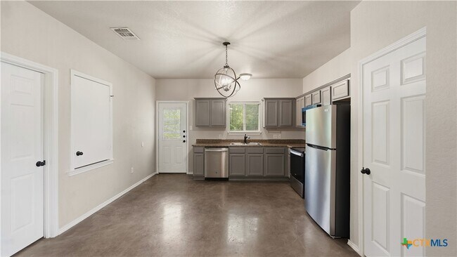 Building Photo - 147 Rosedale Ave