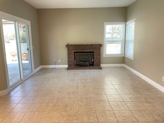 Building Photo - Picture Perfect Summerhill Home!