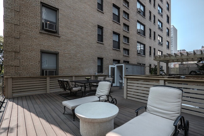 Building Photo - 22 E Elm St