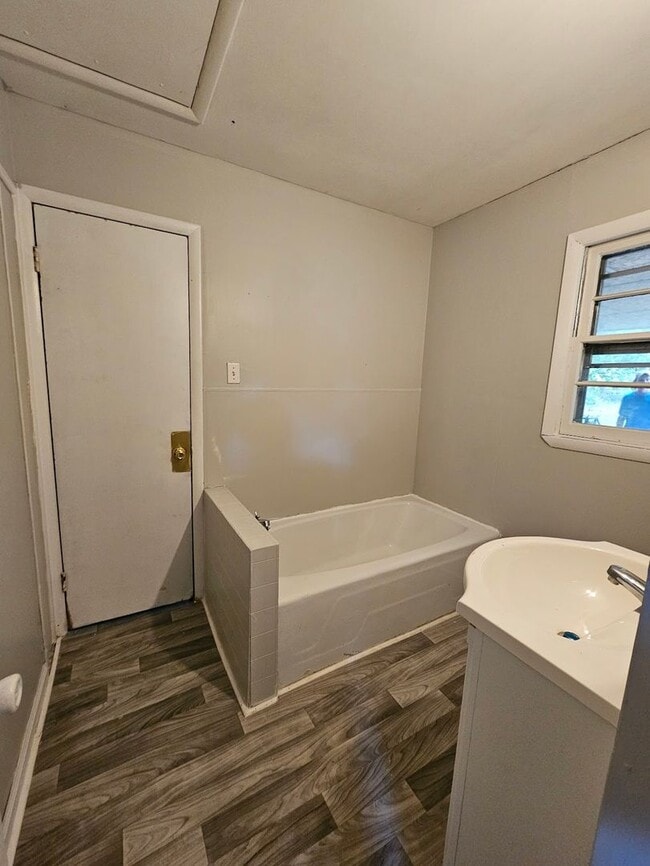 Building Photo - 4 bedroom/2 bathroom house in Florence, ju...
