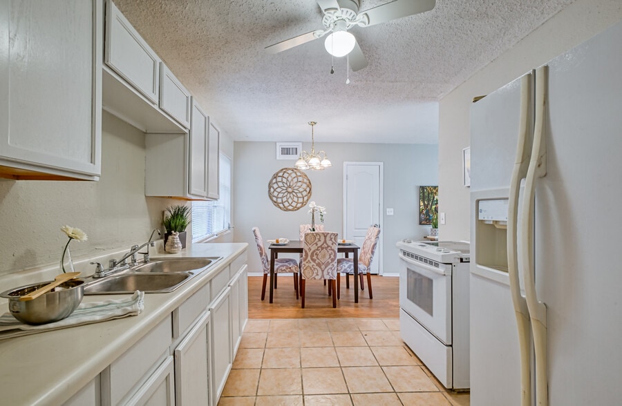 Building Photo - 2220 Eudine Dr W