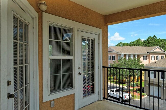 Building Photo - Spacious 2 bed 2 bath condo, split floorplan on the 3rd floor! Gated community at Mosaic at Millenia