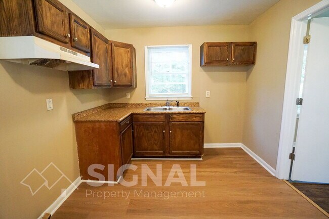 Building Photo - 748 Meadowbrook Dr