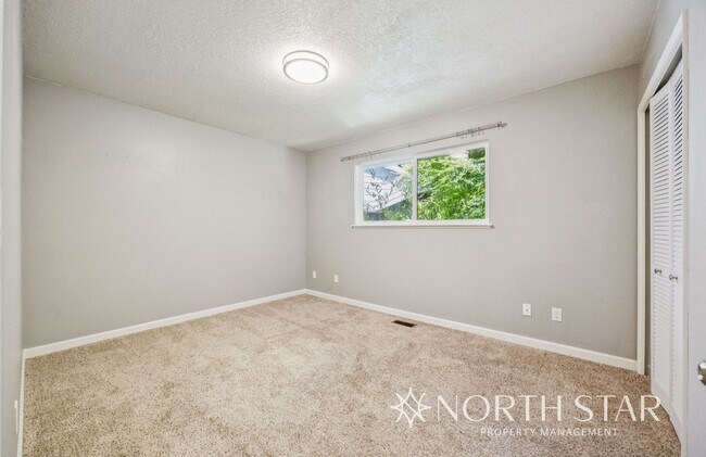 Building Photo - Beautiful Lake Oswego Ranch Home in Red Fo...