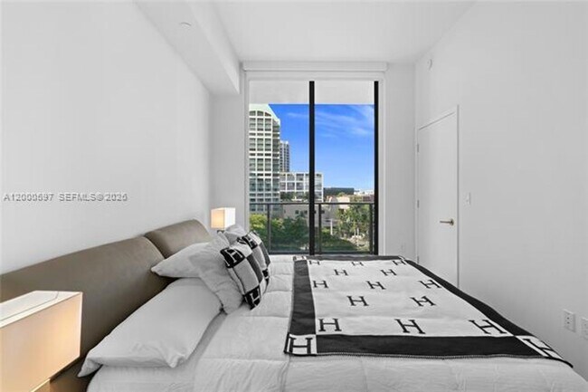 Building Photo - 2678 Tigertail Ave