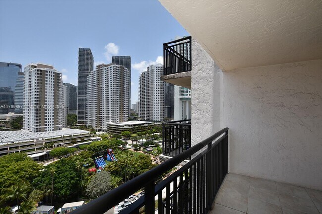 Building Photo - 540 Brickell Key Dr