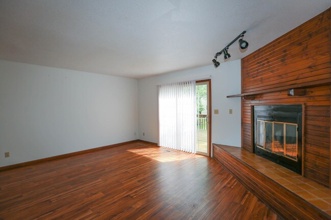 Building Photo - 439 Foxfire Dr