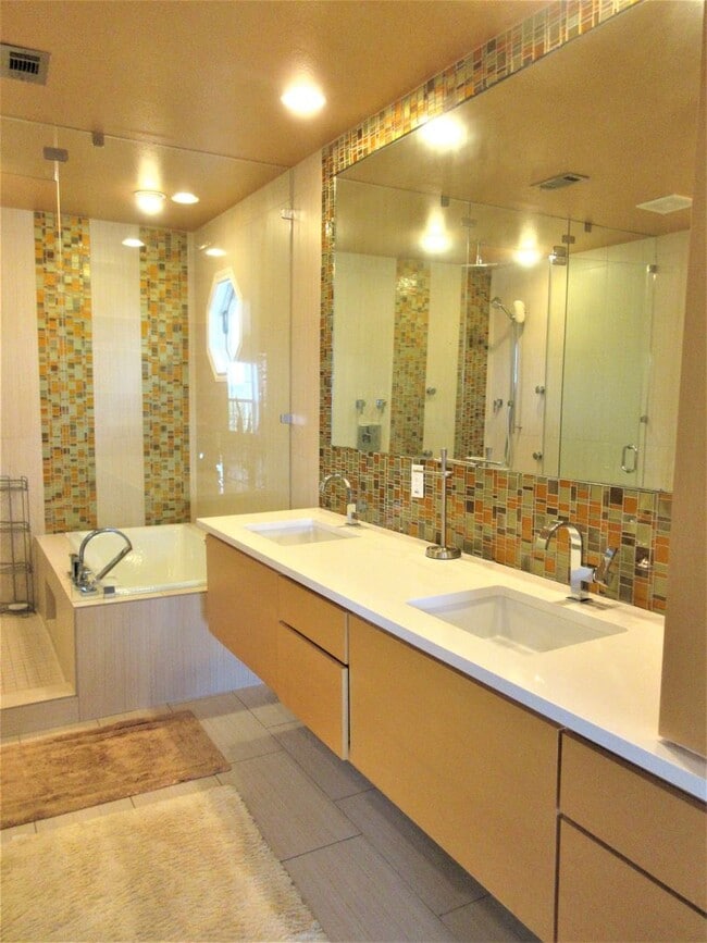 Building Photo - Furnished 3-bedroom in Travis Heights with Downtown Views!