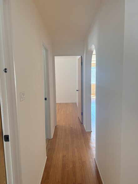 Building Photo - 2736 W Farragut Ave