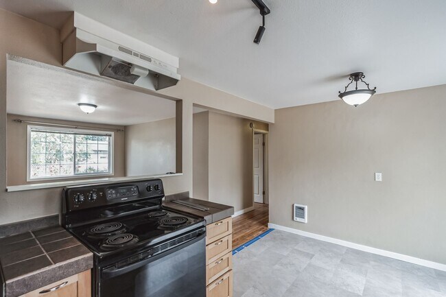 Building Photo - 956 NW Donelson St