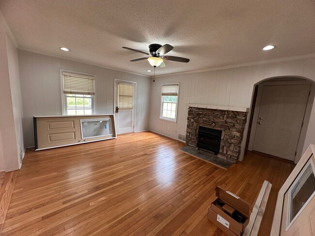 Building Photo - 2 Bedroom One Story Home on Over an Acre Lot