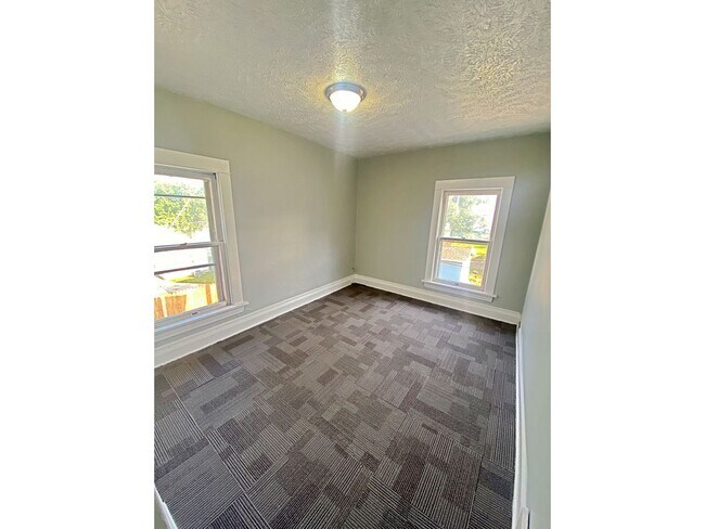 Building Photo - Little Bohemia 4 bedroom home