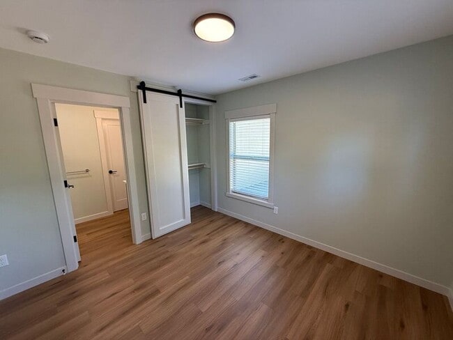 Building Photo - 805 Boxwood Ln SE