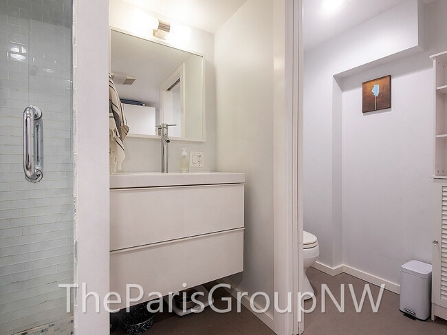 Building Photo - Remarkably Remodeled Queen Anne Home w/Air Conditioning!