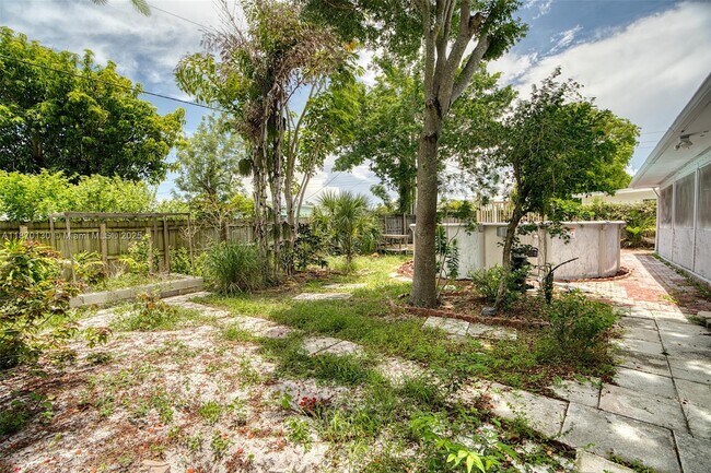 Building Photo - 658 SW 1st Ct
