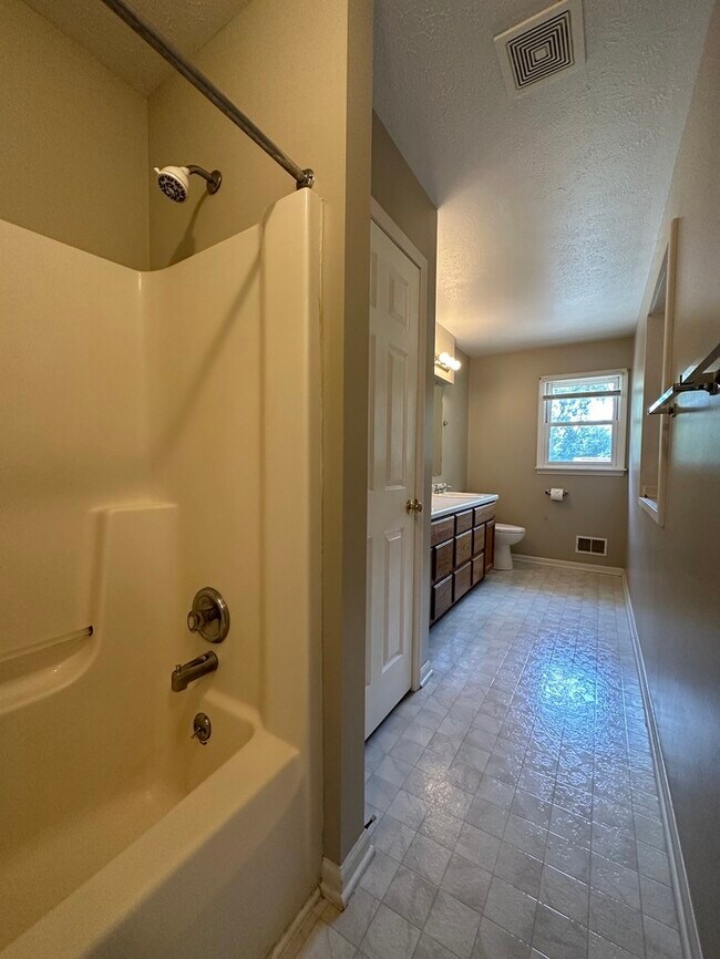 Building Photo - Nice and Large 3BR/1.5ba unit for rent in ...